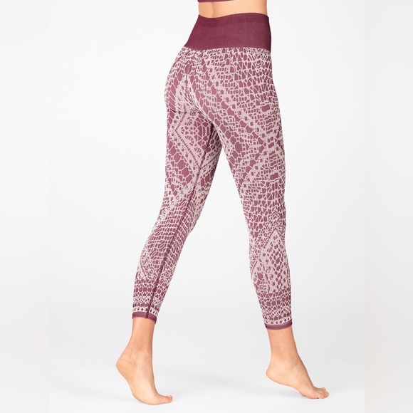 *NWT* Fabletics High-Waisted Seamless Lace Capri - Picture 1 of 7